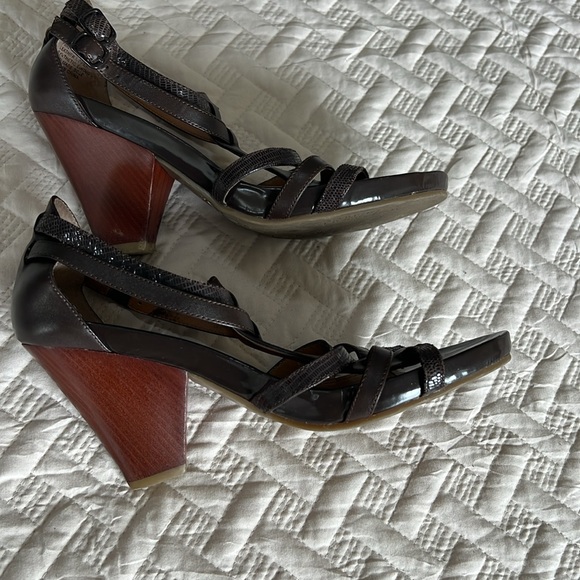 Kenneth Cole Reaction shoe size 6.5, Brown T strap sandal, closed heel - Picture 6 of 11
